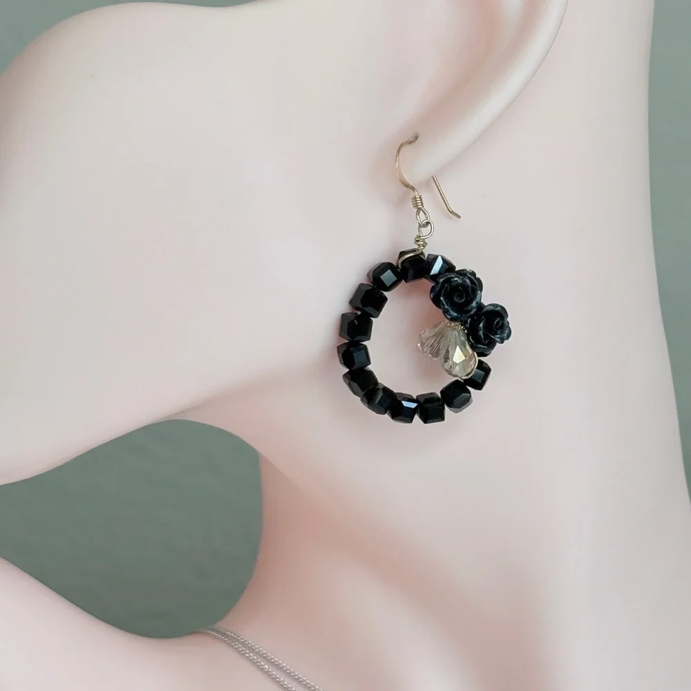 ⚜️ Elegant Black Beaded Earrings - Picture 5 of 10
